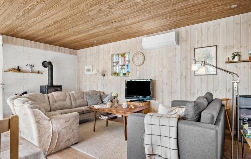 Una sala de estar con dos sofás y una mesa. en Cozy Home In Farsø With Wifi, en Farsø