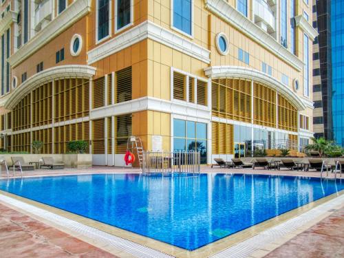 สระว่ายน้ำที่อยู่ใกล้ ๆ หรือใน The Smart Concierge - Elite residence