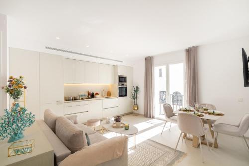 MARBELLA BANUS SUITES - Banús - Playas del Duque - Luxury 2BR - 2BA - Heart of Puerto Banús Direct Beach Access - Steps from Marina & El Corte Ing Luxury Shopping - 35,000 m2 Tropical Gardens - 3 Pools - 2 Onsite Restaurants - Ideal for Families