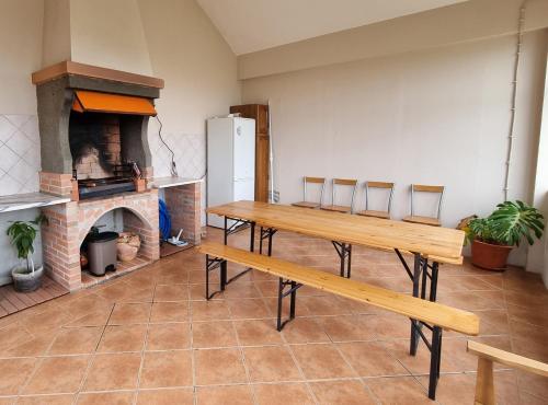 Habitación con mesa, sillas y chimenea. en Monte dos Manos - sábado a sábado Julho a Setembro, 