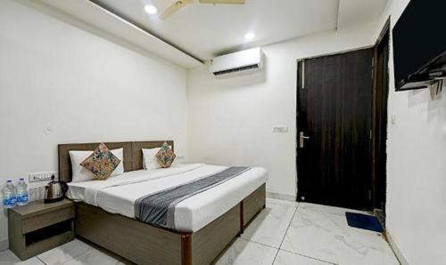 Ένα ή περισσότερα κρεβάτια σε δωμάτιο στο FabExpress The Maharaja Grand