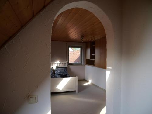 Un arco en una habitación con sofá y ventana en Ferienwohnung in Weichs, en Weichs
