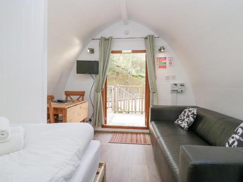ein Wohnzimmer mit einem Sofa und einem Fenster in der Unterkunft Pod No 19 in Keswick