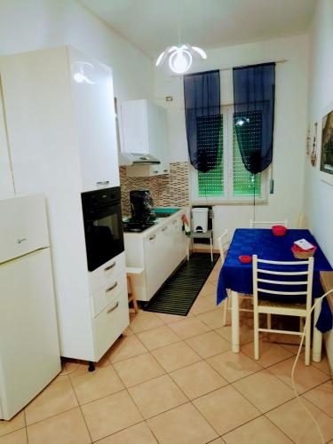 eine Küche mit einem Tisch und einem blauen Tischtuch in der Unterkunft Maison Salerno in Salerno