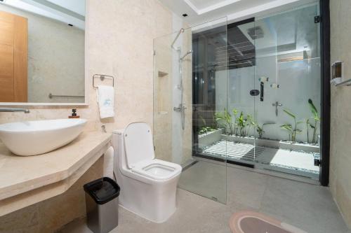a bathroom with a toilet and a sink and a shower at Villa Mery - El Portillo Near The Beach in El Limón