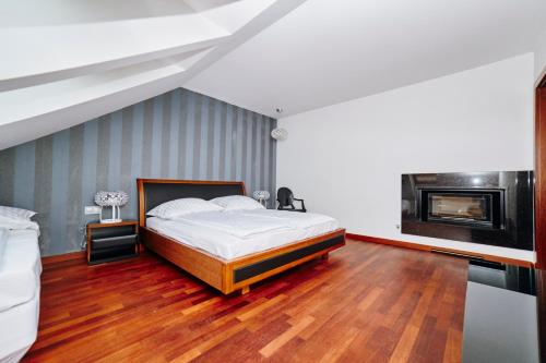 - une chambre avec un lit et une cheminée dans l'établissement Apartament Chłodna 6A, à Suwałki