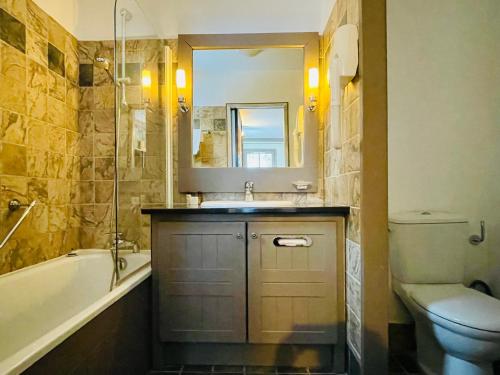 a bathroom with a sink and a tub and a toilet at ARC 1950 Appt 6/8 pers LUXE MANOIR SAVOIE - SKI IN SKI OUT in Arc 1950