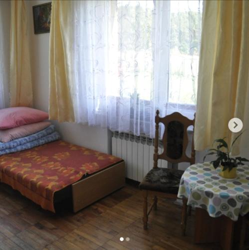 Giường trong phòng chung tại Pokoje nad jeziorem - U Joanny