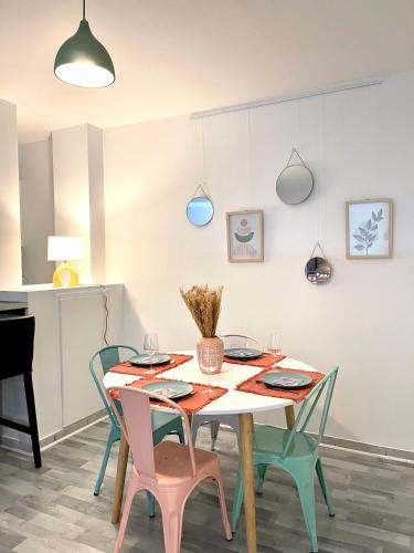 une salle à manger avec une table et des chaises dans l'établissement Le Grand Saint Aspais - 5 Personnes -, à Melun