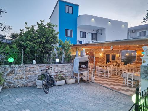 BLUE HOTEL في كساميل: ركن الدراجة أمام المبنى