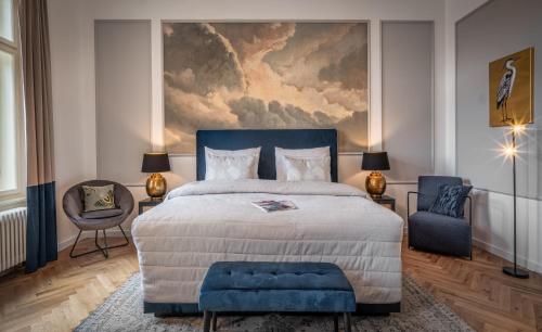 sypialnia z dużym łóżkiem i obrazem na ścianie w obiekcie River Dance Suites by Adrez w Pradze