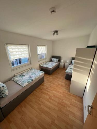 uma sala de estar com duas camas e um sofá em Fewo 3 em Gotha