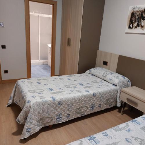 Ένα ή περισσότερα κρεβάτια σε δωμάτιο στο Habitaciones Javier LVI 0006