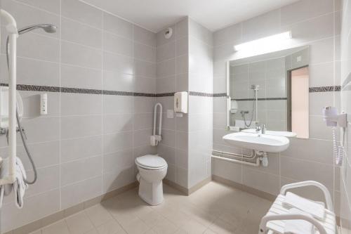 een badkamer met een toilet en een wastafel bij Ace Hotel Roanne in Mably