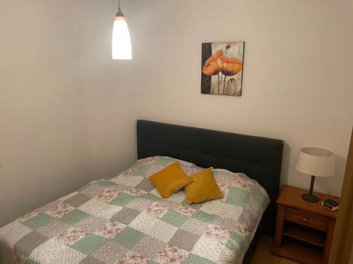 uma cama com duas almofadas num quarto em Apartment Sonne&Luft em Bad Bleiberg