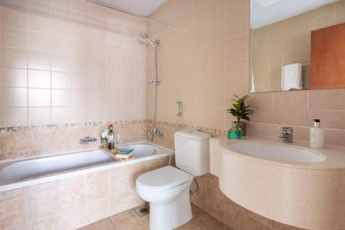 een badkamer met een toilet, een bad en een wastafel bij Frank Porter - Marina Views Tower in Dubai