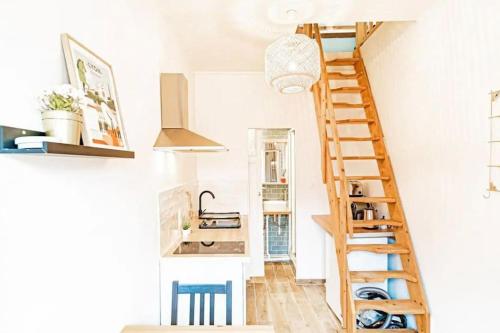 une cuisine avec un escalier en colimaçon dans une pièce dans l'établissement Le Perchoir, à Villeurbanne