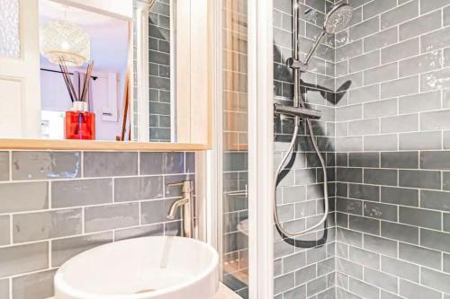 une salle de bain avec douche et lavabo dans l'établissement Le Perchoir, à Villeurbanne