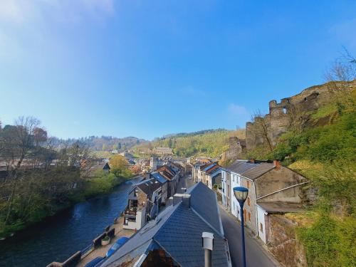 - une vue sur une rivière avec des maisons et un pont dans l'établissement Two sister’s Lodge, à La-Roche-en-Ardenne