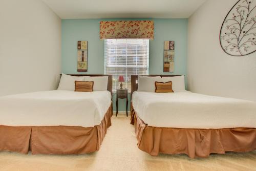 Duas camas num quarto com uma janela em Vista Cay 72 by Top Villas em Orlando