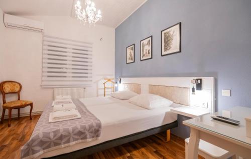 的住宿－Stunning Home In Pozla Gora With Outdoor Swimming Pool，卧室配有一张白色大床和一张书桌
