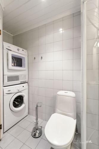 a white bathroom with a toilet and a microwave at Nesfjellet in Nes i Ådal