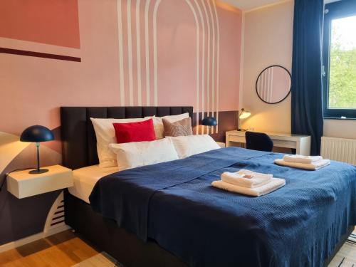 um quarto com uma cama com duas toalhas em maremar - City Design Apartment - Luxus Boxspringbetten - Highspeed WIFI - Arbeitsplätze em Braunschweig