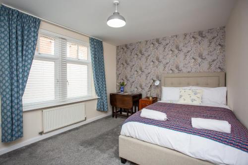 um quarto com uma cama, uma janela e uma secretária em Charming 2-bedroom Apartment Durham em Durham