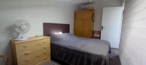 מיטה או מיטות בחדר ב-La colombe