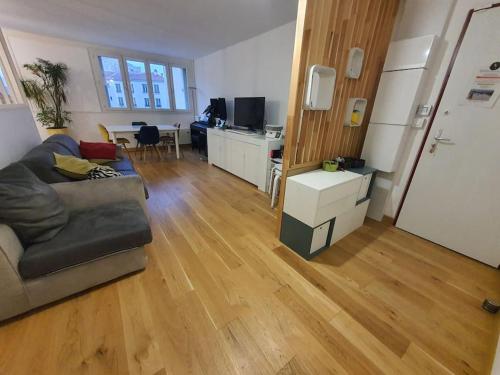 un salon avec un canapé et une table dans l'établissement App 8pers-Proche Paris-Tt équipé, à Montreuil