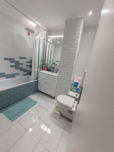 une salle de bain avec toilettes, lavabo et baignoire dans l'établissement App 8pers-Proche Paris-Tt équipé, à Montreuil