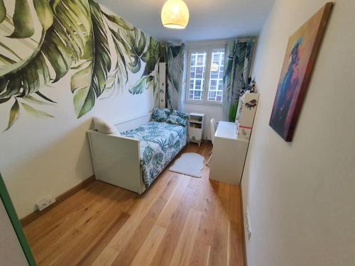 - une chambre avec un lit dans une pièce dotée de parquet dans l'établissement App 8pers-Proche Paris-Tt équipé, à Montreuil