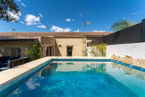 une piscine devant une maison dans l'établissement Loft des cigales, à Uchaud