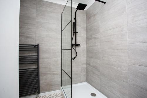 y baño con ducha y puerta de cristal. en Modern 3-bedroom Retreat, en Swalwell