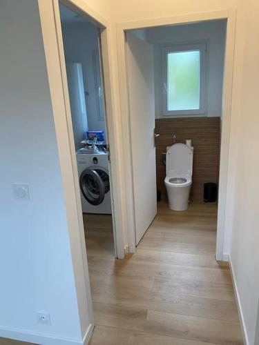 une salle de bains vide avec toilettes et lavabo dans l'établissement Jolie Maison en pleine nature-proche du lac, à Parentis-en-Born