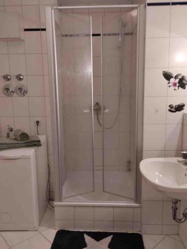 una doccia con porta in vetro in bagno di Fewo 4 a Gotha