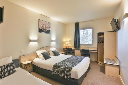 ein Hotelzimmer mit einem Bett und einem Schreibtisch in der Unterkunft ACE Hôtel Vendée Saint Hermine in Sainte-Hermine