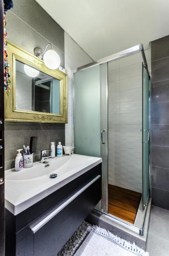 Luxury City One-bedroom Apartment photo 3