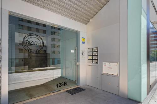 uma entrada para um edifício com uma porta de vidro em Bessa Luxury Flat by Amber Star Rent no Porto