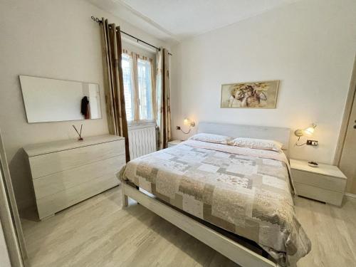 a bedroom with a bed and a dresser and a window at Casa Linda in Corsico