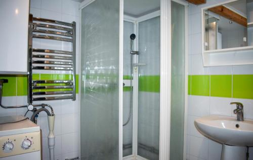 La salle de bains est pourvue d'une douche et d'un lavabo. dans l'établissement Awesome Home In Tomelilla With Wifi, à Tomelilla