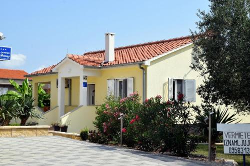 Modernes Ferienhaus in Dobropoljana mit Terrasse, Garten und Grill