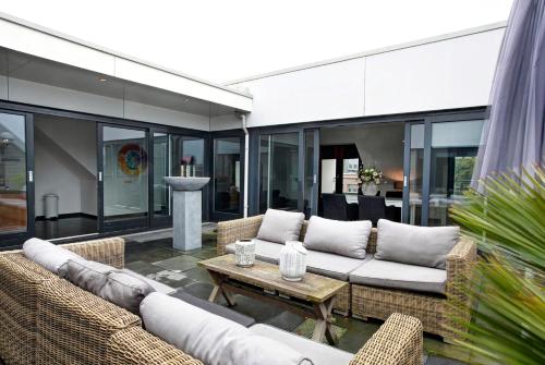 a living room with a couch and a table at Hotel De Schout in Denekamp