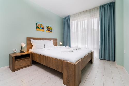 une chambre avec un grand lit et une fenêtre dans l'établissement Cozy 2-bed Apartment, à Plovdiv