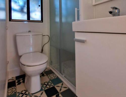 W łazience znajduje się toaleta i przeszklony prysznic. w obiekcie Camping Sant Salvador w mieście Comarruga