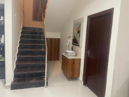 - un escalier dans une chambre avec un escalier dans l'établissement Vinayaka Villas, à Hyderabad