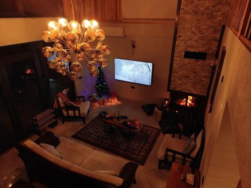 TV a/nebo společenská místnost v ubytování Eviniz rahatlığında, eşsiz doğa manzaralı dağ evi