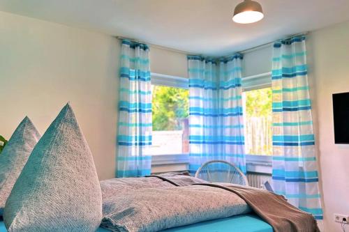 1 dormitorio con cama con almohadas y ventana en Garten-Blick-Baldeneysee, en Essen