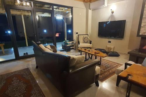 TV a/nebo společenská místnost v ubytování Eviniz rahatlığında, eşsiz doğa manzaralı dağ evi