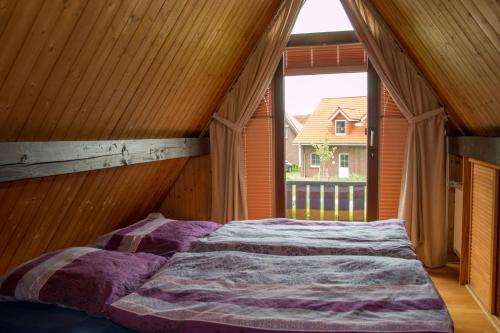 Postel nebo postele na pokoji v ubytování Ferienhaus "Lütte Perle am Deich"